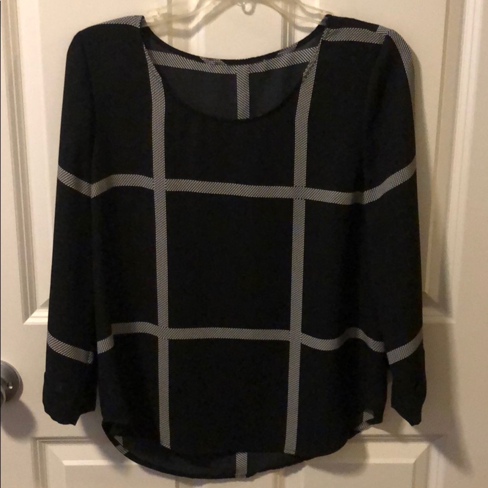 Beautiful blouse! - Picture 2 of 4